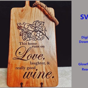 SVG This Home Draait op Liefde, Lachen en Echt Goede Wijn, Glowforge Ready
