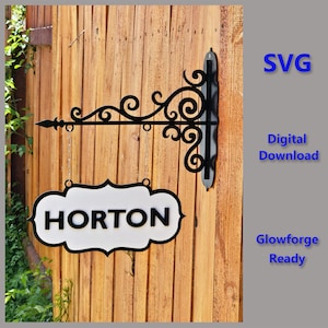 Puede incluir: Soporte de señal de metal negro con una señal blanca que dice "HORTON" colgando de una valla de madera. La señal está lista para ser cortada en una Glowforge.