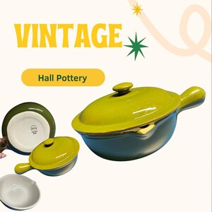 Może przedstawiać: Wytrawne miski do zupy Hall Pottery z pokrywkami. Miski mają zieloną pokrywkę i uchwyt oraz ciemnoniebieską podstawę. Tekst "VINTAGE" i "Hall Pottery" jest wyświetlany na zdjęciu.