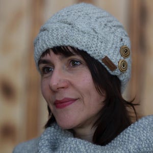 Bonnet tricoté pour femme en laine - Bonnet d&#39;hiver fait main avec boutons en bois et modèle de tricot unique