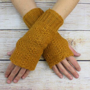 Arm warmers for women – wrist warmers for cold days made of wool – hand-knitted arm warmers – hand warmers made of virgin wool (model Eve)