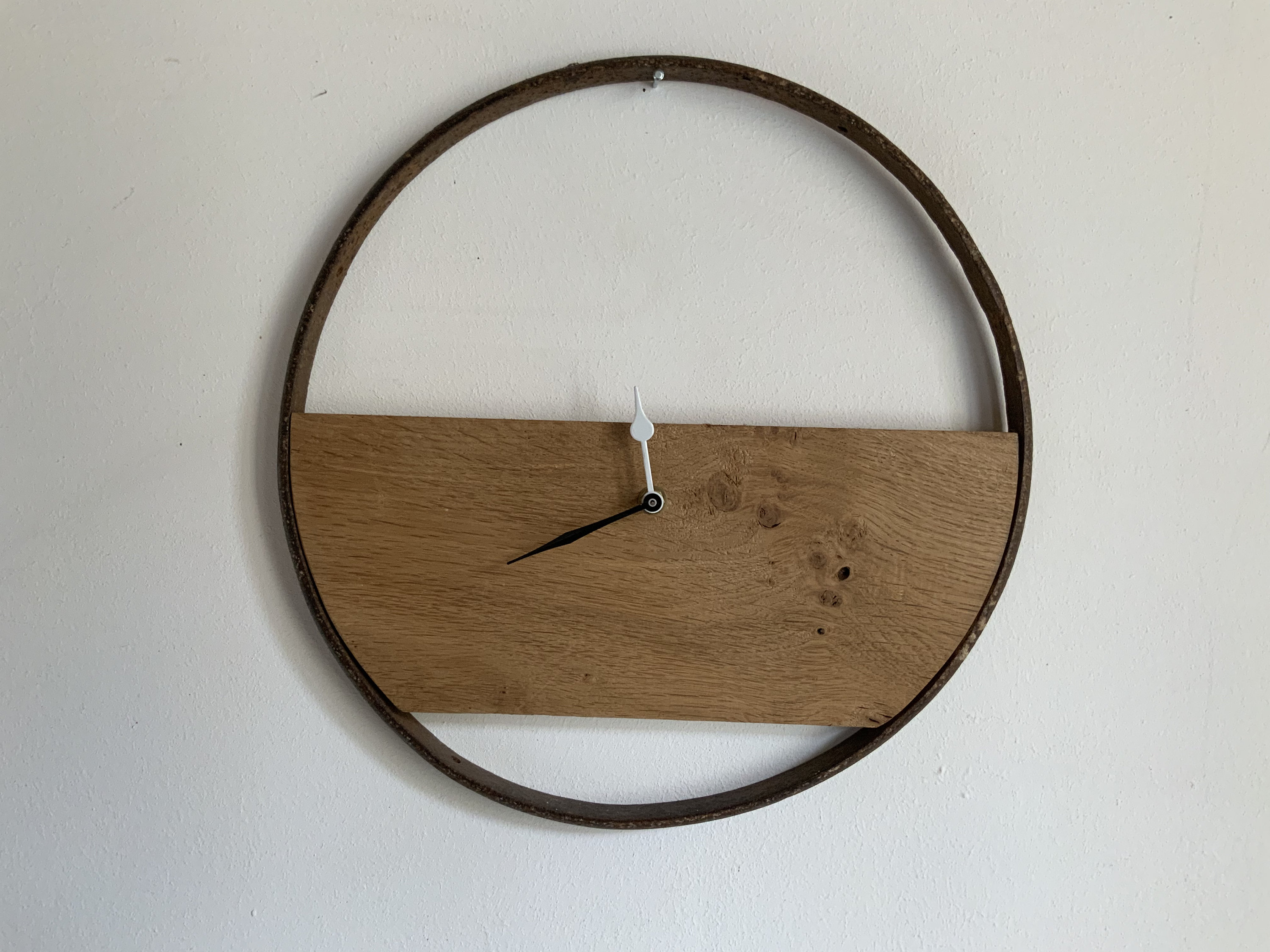 Horloge Murale Contemporaine en Bois de Chêne Décorative