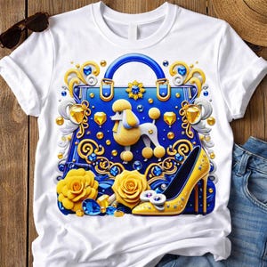 Peut inclure: T-shirt blanc avec un motif fantaisiste d'un sac à main bleu, d'un caniche jaune et d'un escarpin jaune. Le motif comprend des roses jaunes, des pierres précieuses bleues et jaunes et des accents dorés. Le thème est la mode et les accessoires.