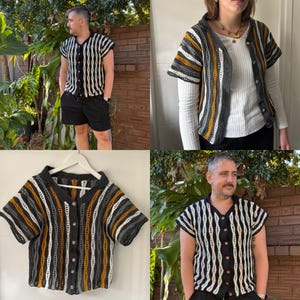 Puede incluir: Una camisa de crochet de manga corta con botones en un patr&oacute;n de rayas negras, blancas y grises, con toques de amarillo. La camisa se muestra en una percha y la usan dos personas en diferentes entornos. La camisa tiene cuello y botones en la parte delantera.
