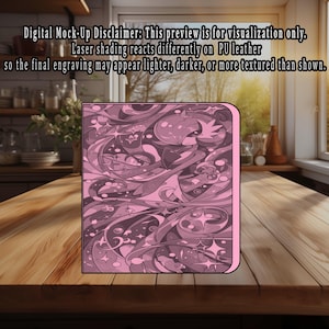 Puede incluir: Un cuaderno de cuero PU rosa con un diseño arremolinado lleno de estrellas. La cubierta presenta un borde rosa claro y un patrón complejo en tonos de rosa y gris. El texto en la imagen dice: "Digital Mock-Up Disclaimer: This preview is for visualization only."