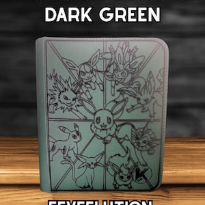 Może przedstawiać: Ciemnozielony 4-stronicowy segregator TCG toploader z tekstem "4 PAGE TOPLOADER TCG BINDER DARK GREEN" na górze. Segregator zawiera czarno-białą ilustrację Eevee i jego ewolucji. Tekst "EEVEELUTION" znajduje się na dole.