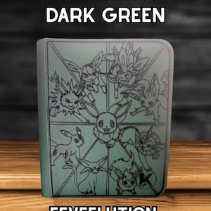 Può includere: Raccoglitore TCG toploader a 4 pagine verde scuro con il testo "4 PAGE TOPLOADER TCG BINDER DARK GREEN" e "EEVEELUTION". Il raccoglitore presenta un disegno a tratto nero di varie evoluzioni di Eevee.