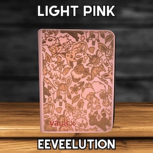 Puede incluir: Carpeta TCG rosa claro de 9 páginas con un diseño "Eeveelution Full". La carpeta presenta un patrón repetido de varios personajes de dibujos animados. El texto "9 PAGE STANDARD TCG BINDER LIGHT PINK" está en la parte superior. El logotipo de Vault X es visible.