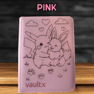 Puede incluir: Carpeta Vault X TCG rosa con diseño de Pikachu y Eevee. La portada presenta dibujos lineales negros de los personajes, nubes, corazones y huellas de patas. El texto "VAULTX TCG BINDER PINK" está en la parte superior y el logotipo de Vault X en la parte inferior.