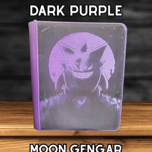 Könnte beinhalten: Dunkelvioletter 9-Seiten-Toploader-TCG-Ordner mit Moon-Gengar-Design. Der Ordner hat einen Reißverschluss und eine Grafik von Gengar auf der Vorderseite. Der Text "DARK PURPLE" und "MOON GENGAR" sind abgebildet.