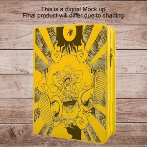 Può includere: Custodia gialla con cerniera con un'illustrazione dettagliata di un personaggio in posa dinamica, su un design a raggi di sole. La custodia ha un orientamento verticale e una superficie strutturata. Il testo in alto recita "This is a digital Mock up Final product will differ due to shading."