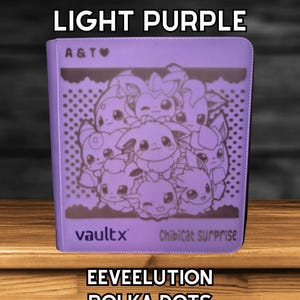 Può includere: Raccoglitore TCG standard da 12 pagine lilla chiaro con design "EEVEELUTION POLKA DOTS". Il raccoglitore presenta un design di personaggi dei cartoni animati e il testo "vaultx Chibicat surprise". La copertina ha anche il testo "A & T" e "(CUSTOM)".