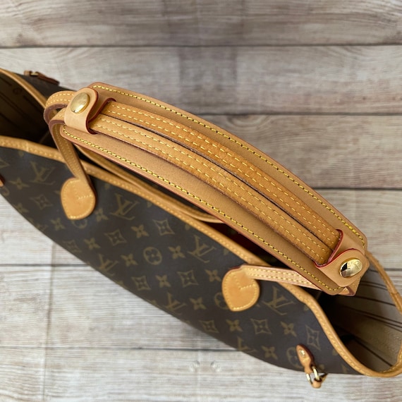 LV MM Neverfull. Fits basic everyday essentials and one 8 pound