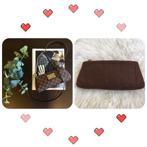 Puede incluir: Se muestran dos bolsos. Uno es un patrón a cuadros marrón con una correa de cadena dorada y una pequeña bolsa a juego. El otro es un clutch marrón liso con cierre de cremallera. Ambos están sobre una superficie oscura.