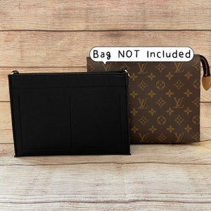 Puede incluir: Organizador de bolso de fieltro negro con múltiples compartimentos y cierre de cremallera. La bolsa se muestra junto a una bolsa estampada marrón y beige con el texto "Bolsa NO Incluida".