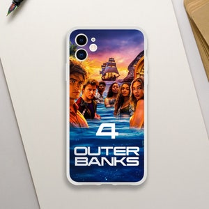 Puede incluir: Una funda de teléfono blanca con una imagen colorida del elenco de Outer Banks temporada 4. La imagen muestra a los personajes de pie en el océano con un barco en el fondo. El texto "4 OUTER BANKS" está impreso en blanco en la funda.