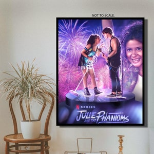 Puede incluir: Un póster para la serie de Netflix "Julie y los Fantasmas" con un fondo colorido con fuegos artificiales y tres personajes en un escenario. El texto "N SERIES" y "JULIE Y LOS FANTASMAS" es visible en el póster.