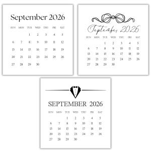 Può includere: Tre biglietti quadrati con un calendario di settembre 2026. Un biglietto ha un font semplice, un altro una grafica a fiocco e il terzo una grafica a smoking. Tutti i biglietti sono in bianco e nero.