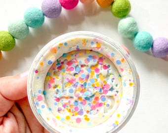 Plastilina de cumpleaños con confeti, masa sensorial hecha a mano para fiestas, frasco de 113 g (4 oz), regalo, fiesta, preescolar, mezcla, obsequio, niños, sin pantallas