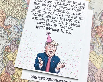 Op de afbeelding: Een verjaardagskaart met een cartoonillustratie van een persoon die een feestmuts en een pak draagt. De kaart heeft een witte achtergrond met kleurrijk confetti en de tekst "FOR YOUR BIRTHDAY, I GOT YOU THE MOST EXPENSIVE AND EXTRAVAGANT CARD EVER MADE. BELIEVE ME. EVERYONE KNOWS I GIVE THE BEST BIRTHDAY CARDS. ASK ANYONE. YOU WILL NEVER FIND A BETTER BIRTHDAY CARD THAN THIS CARD RIGHT HERE. NOBODY GIVES BETTER BIRTHDAY CARDS THAN ME. TRUST ME. HAPPY BIRTHDAY TO YOU." en het websiteadres "www.MANESSMADEDESIGNS.ETSY.COM".