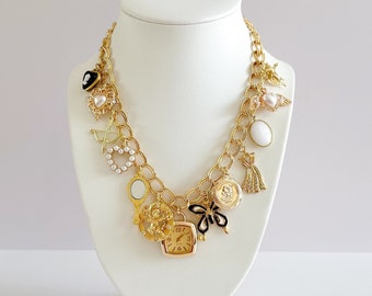 Collier à breloques en plaqué or : horloge vintage, angelot, papillon, rose