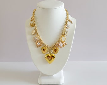 Nastro d'amore Collana con ciondoli vintage in oro / Civetta con medaglione a cuore, specchio, fata vittoriana, cuori di gatto, con fiocco, ciondoli in ottone grezzo