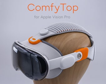 Può includere: Un cinturino per la testa bianco e arancione per Apple Vision Pro, chiamato "ComfyTop". Il cinturino è realizzato in un materiale morbido e imbottito e ha cinturini regolabili. È progettato per fornire una vestibilità più comoda per Apple Vision Pro.