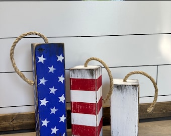 Juego de 3 bloques de petardos patrióticos de madera: arte rústico para el jardín del 4 de julio, decoración de verano con la bandera estadounidense pintada a mano, letreros para el porche, decoración de jardín de EE. UU.