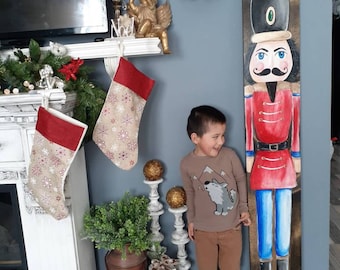 Soldado Cascanueces pintado a mano. Decoración navideña para el jardín. Cascanueces a tamaño real. Adornos navideños. Decoración navideña para la entrada. Letrero decorativo para el porche.