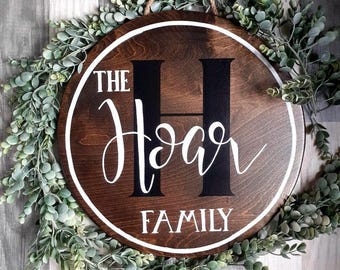 Letrero de puerta con apellido personalizado, colgador de estilo rústico, letrero redondo de bienvenida para puerta de entrada, decoración rústica, corona con apellido familiar, letrero redondo grande todo el año