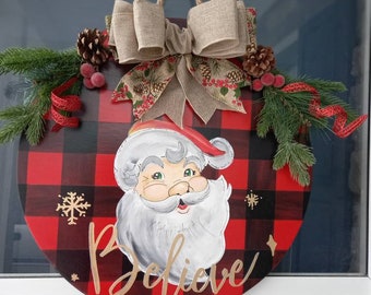 Letrero de puerta "Cree en el búfalo rojo" / Decoración navideña para puerta / Corona de Papá Noel pintada / Letrero para puerta de entrada / Letrero de Papá Noel pintado para porche / Arte de Papá Noel para jardín