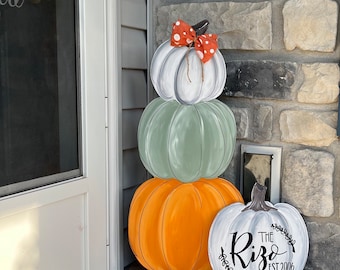 Calabazas de madera personalizadas y pintadas a mano. Calabazas apiladas en tres colores: musgo, aguamarina y blanco. Decoración otoñal personalizada. Soporte para porche.