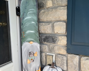 Gnomo de porche de calabaza / Decoración de otoño de granja / Letrero de gnomo con cuadros de búfalo / Letrero de porche delantero / Arte de jardín / Decoración de gnomo de otoño / Especias de calabaza