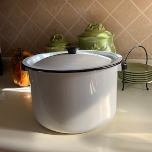 Stockpot White /Black Trim Enamelware - 1 Gallon