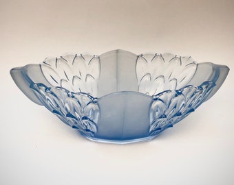 Könnte beinhalten: Eine hellblaue Glasschüssel mit mattiertem Finish und einem dekorativen Blattmotiv am Rand.
