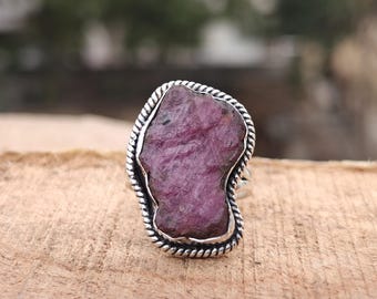 Anello in argento sterling con rubino grezzo, fatto a mano: anello con charm in stile boho.