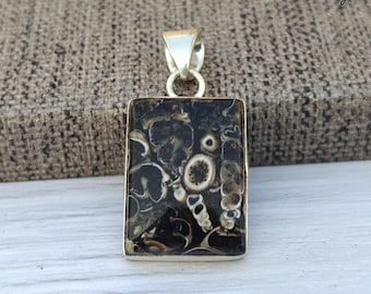Collana con pendente in argento sterling e agata Turritella, realizzata a mano.