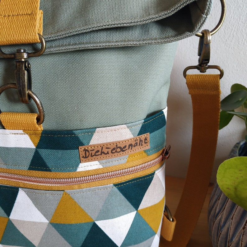 Rucksack-Tasche, Backpack, Schultertasche / Foldover aus Canvas und Kunstleder, Reißverschluss, Gurtband Bild 4