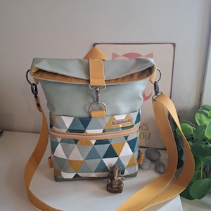 Rucksack-Tasche, Backpack, Schultertasche / Foldover aus Canvas und Kunstleder, Reißverschluss, Gurtband