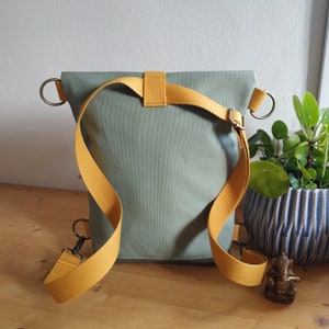 Rucksack-Tasche, Backpack, Schultertasche / Foldover aus Canvas und Kunstleder, Reißverschluss, Gurtband Bild 2