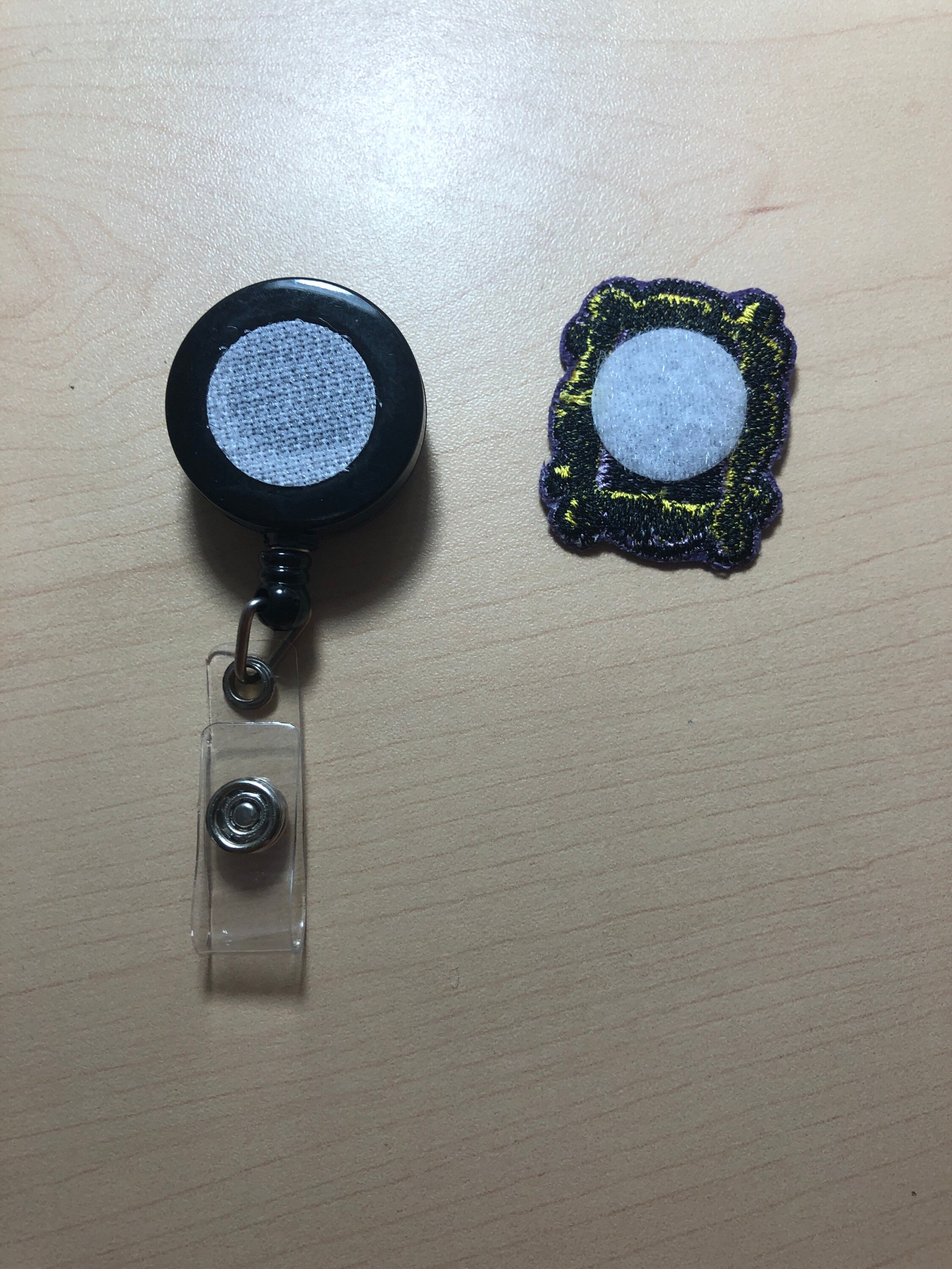 Friends Badge Reel. Embroidered Badge Reel. Etsy 日本