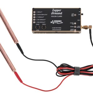 Puede incluir: Un dispositivo Zapper Armand Hulda Clark negro con un borde dorado y dos sondas de cobre conectadas al dispositivo mediante cables negros y rojos. El dispositivo tiene una pantalla digital y botones para iniciar, detener y programar. El dispositivo está etiquetado como "Zapper Armand Hulda Clark" y "modelo 04 M ENG".