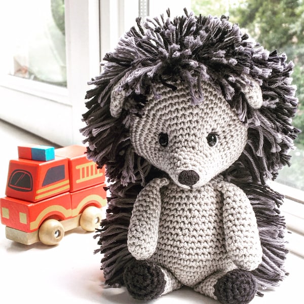 Hedgehog amigurumi crochet pattern: Harriet the hedgehog (english)