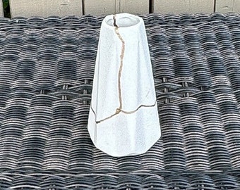 White Kintsugi Vase Perfect Christmas Gift, Sobriety or Birthday Present) - Ceramic- White & Gold - Kintsugi Flowers - Kintsugi Pottery