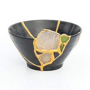 呼継シーグラス付き黒金継ぎボウル - ジュエリーホルダー - 侘び寂び - 金継ぎアート 金継ぎ陶器 - 金継ぎジュエリー クリスマスギフト