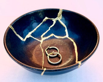 Midnight Blue Real Kintsugi Bowl - Soporte de joyería - Contenedor de joyería -Reparación de oro - Bandeja de joyería Kintsugi - Cerámica Kintsugi - Wabi Sabi