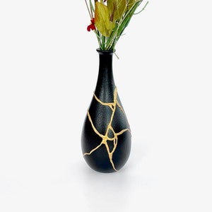 Jarrón Kintsugi Negro (Regalo Perfecto para Aniversario o Cumpleaños) - Cerámica Japonesa - Negro y Dorado - Flores Kintsugi - Cerámica Kintsugi