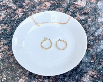 Tigela Kintsugi Branca - Kintsugi em Porcelana - Wabi Sabi - Cerâmica Japonesa - Branco e Dourado - Presente para Quem Está de Sobriedade - Presente de Dia dos Namorados - Prato