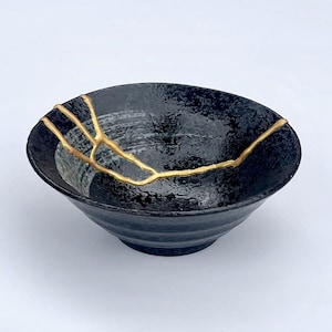 Lśniąca czarna miska Kintsugi (mała) -czarna i złota - Kintsugi Jewelry - Wystrój domu - Wabi Sabi - Pierścionek zaręczynowy - Prezent - Kintsugi Pottery
