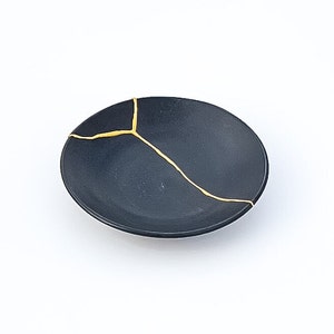ミッドナイトブルー 金継ぎボウル - 壊れたり修復された金継ぎアート - ホームデコレーション - ゴールド - 金継ぎジュエリートレイ - 金継ぎ陶器 - わびさび